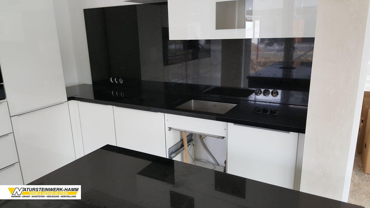 Küchenarbeitsplatte in schwarz aus Granit – Material „Star Galaxy“ Küchenarbeitsplatte in schwarz aus Granit - Material "Star Galaxy"