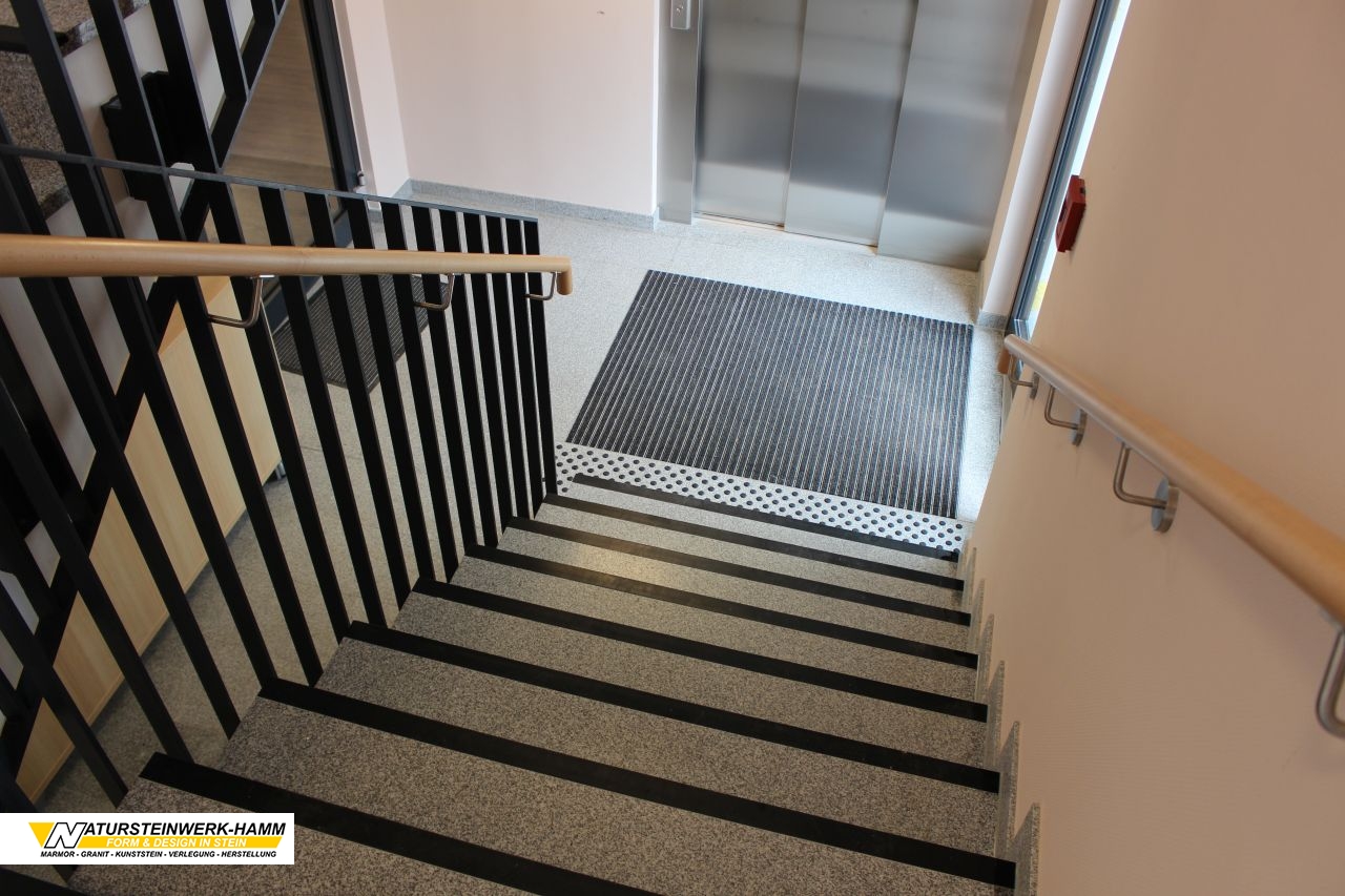 Treppenhaus im Altenheim (mit Gumminoppen und barrierefreie Stufen) Treppenhaus im Altenheim (mit Gumminoppen und barrierefreie Stufen)