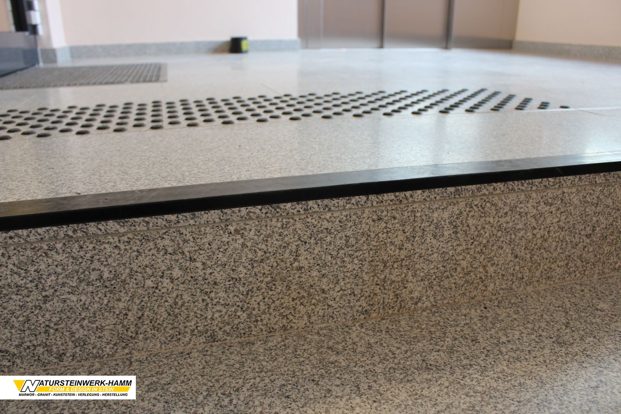 Treppenhaus im Altenheim (mit Gumminoppen und barrierefreie Stufen) Treppenhaus im Altenheim (mit Gumminoppen und barrierefreie Stufen)