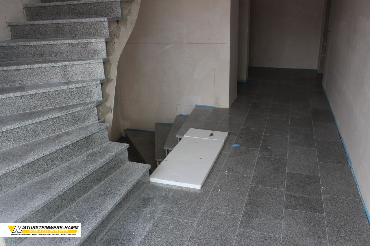 Treppenhaus in Arbeit – Material „Padang Cristal“ Treppenhaus in Arbeit - Material "Padang Cristal"