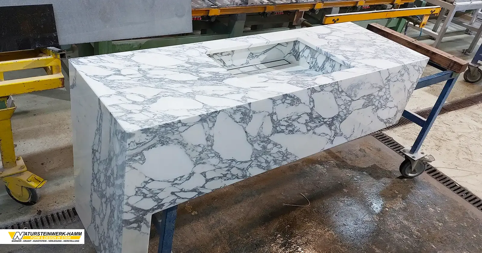 Eleganter Marmor-Waschtisch aus Abrescatto Chorchia – stilvolle Badgestaltung Edler Waschtisch aus Marmor Abrescatto Chorchia für luxuriöse Badezimmer