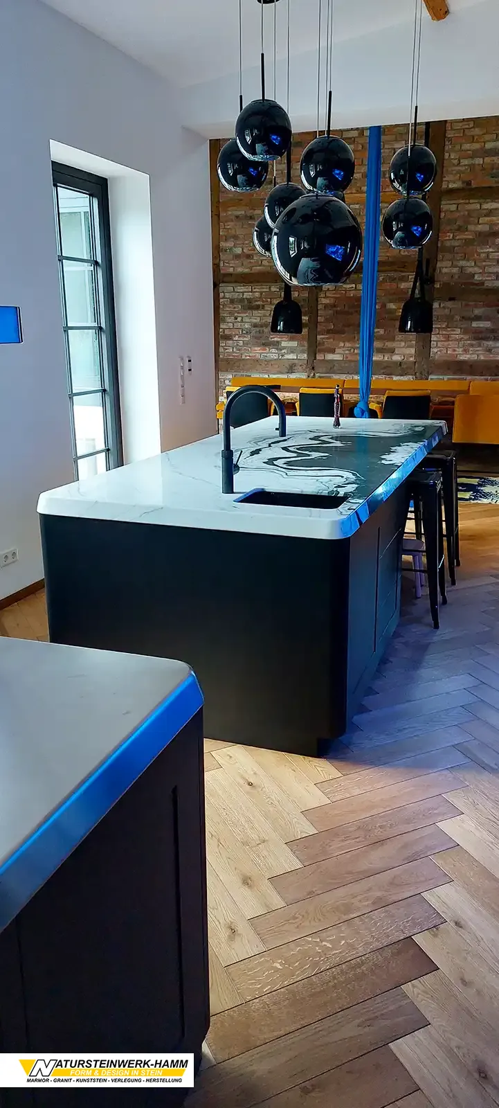 Kücheninsel aus Panda White Marmor – elegantes Zentrum moderner Küchen Küchenarbeitsplatte Insel aus Panda White Marmor mit edler Maserung