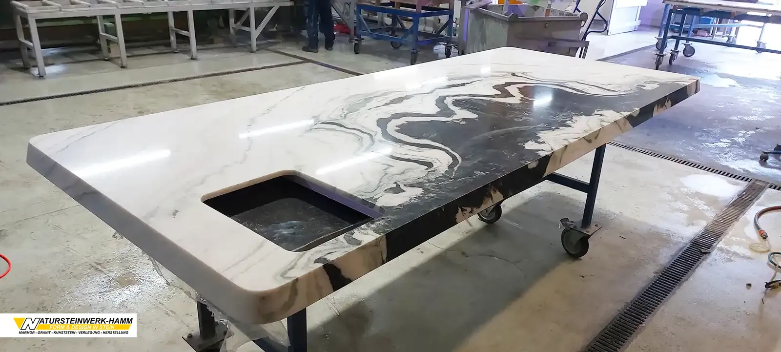 Küchenarbeitsplatte Panda White – luxuriöser Marmor für stilvolle Inselküchen Kücheninsel mit Arbeitsplatte aus Marmor Panda White in Hochglanz