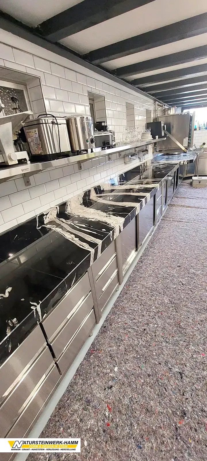 Küchenarbeitsplatte aus Copacabana Granit – markante Eleganz in Stein Küchenarbeitsplatte aus Copacabana Granit mit markanter Struktur