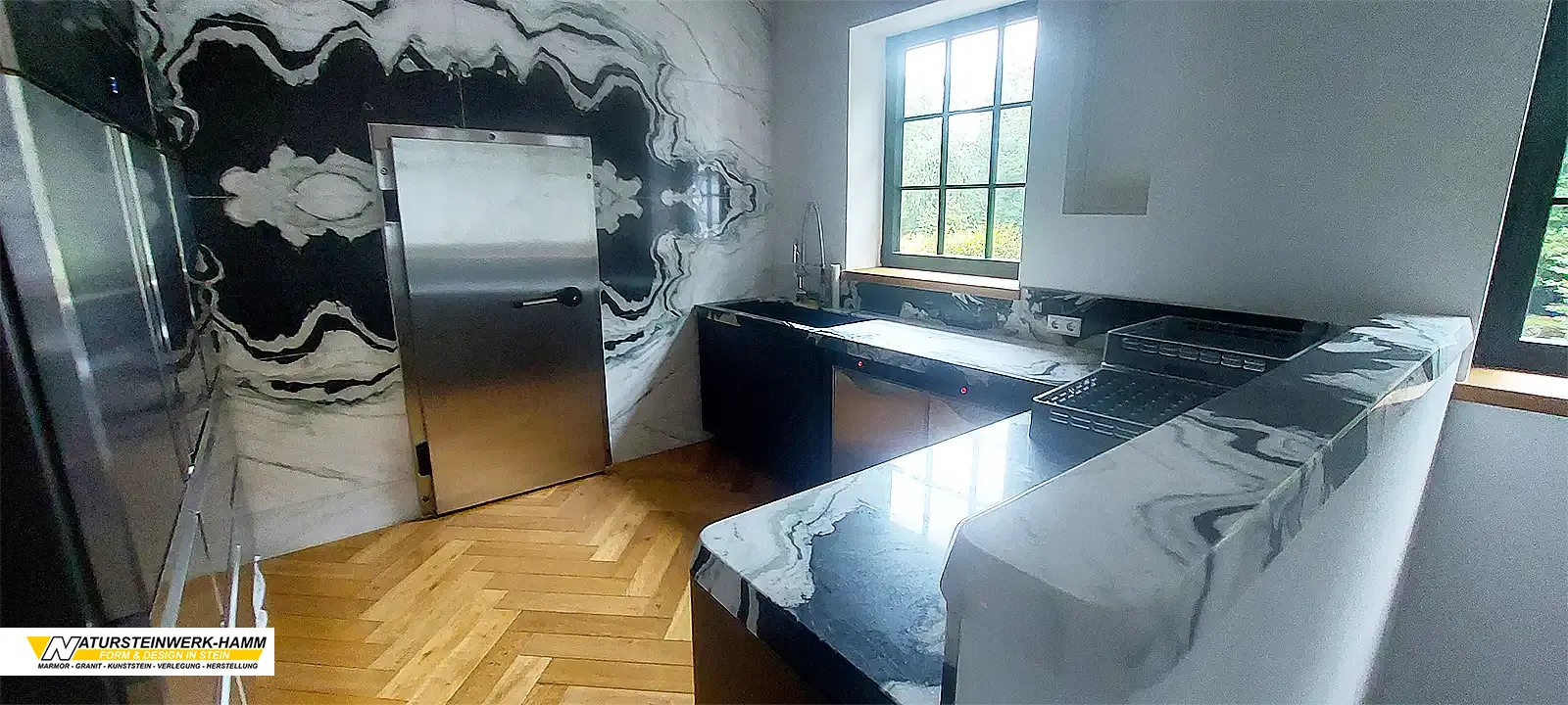 Massive Küchenplatte aus Panda White Marmor – beeindruckende 7 cm Stärke Massiv wirkende Küchenplatte aus Panda White Marmor, 7 cm stark