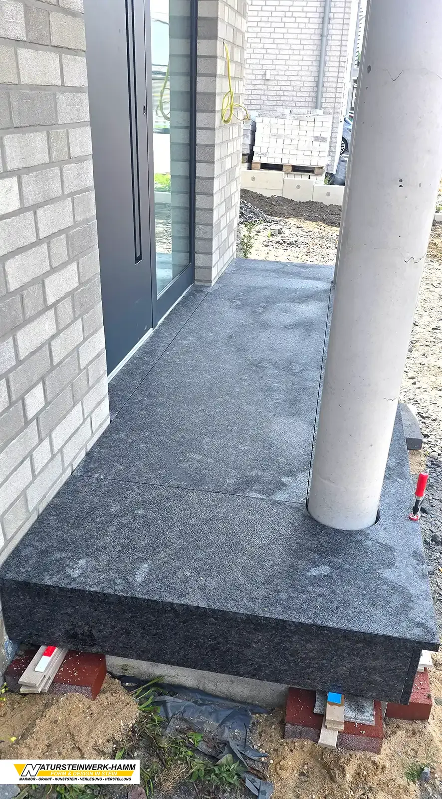 Podeststufe Steel Grey Granit – edler Naturstein für den Hauseingang Podeststufe aus Granit Steel Grey für eleganten Hauseingang