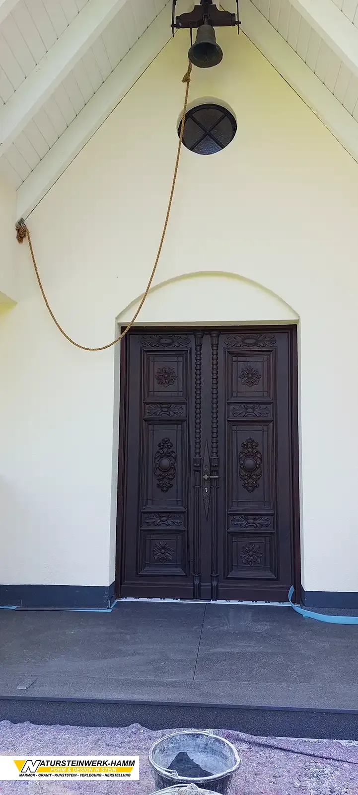 Podeststufe Nero Assoluto – tiefschwarzer Granit für exklusive Eingänge Podeststufe aus Naturstein Nero Assoluto Granit mit polierter Oberfläche