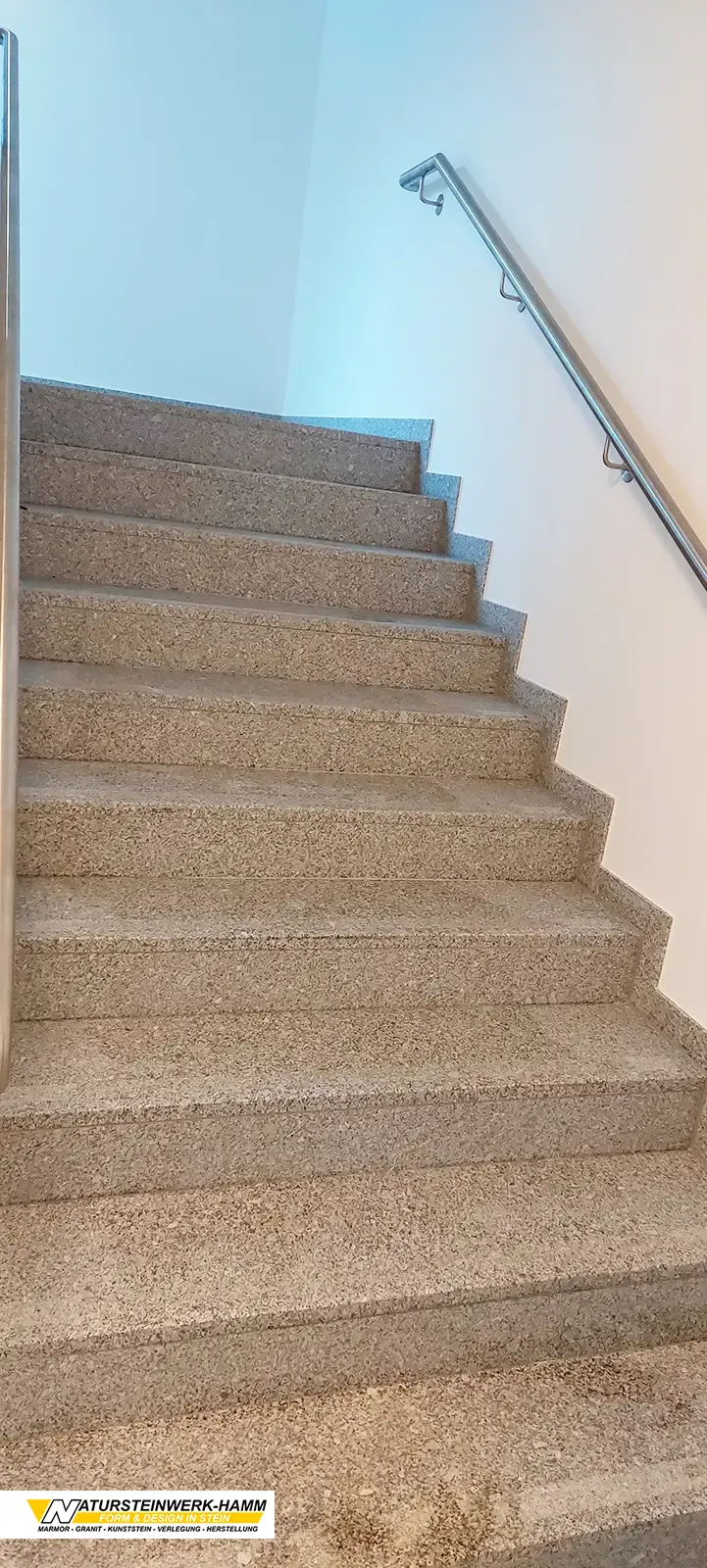 Treppenstufen aus Bianco Iberico Granit – helle Eleganz für Ihr Zuhause Treppenstufen aus Granit Bianco Iberico für Innen- und Außenbereiche