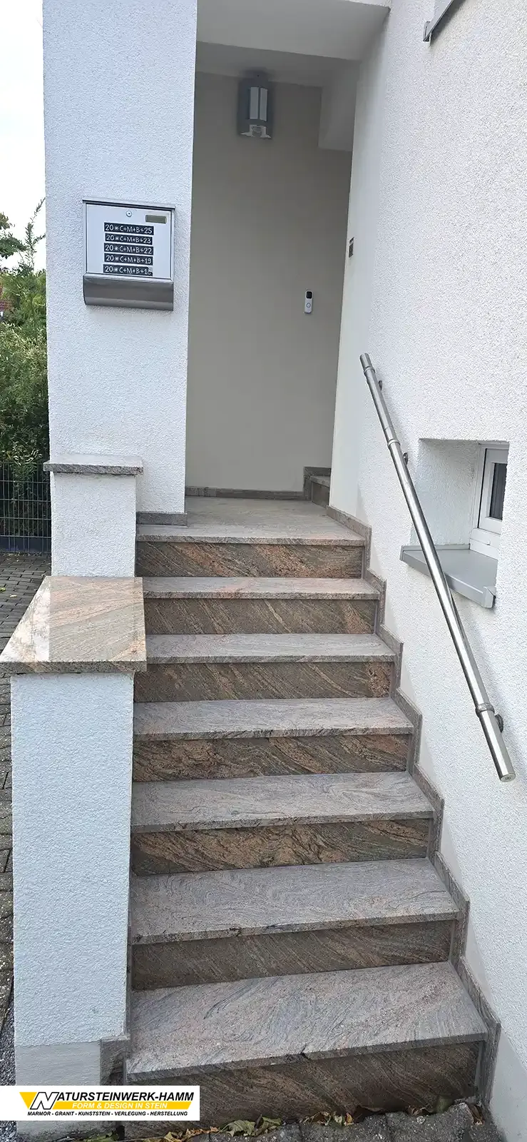 Individuell gefertigte Natursteintreppen – handwerkliche Präzision für Ihr Haus Maßgefertigte Treppenstufen für den Hausbau aus Naturstein